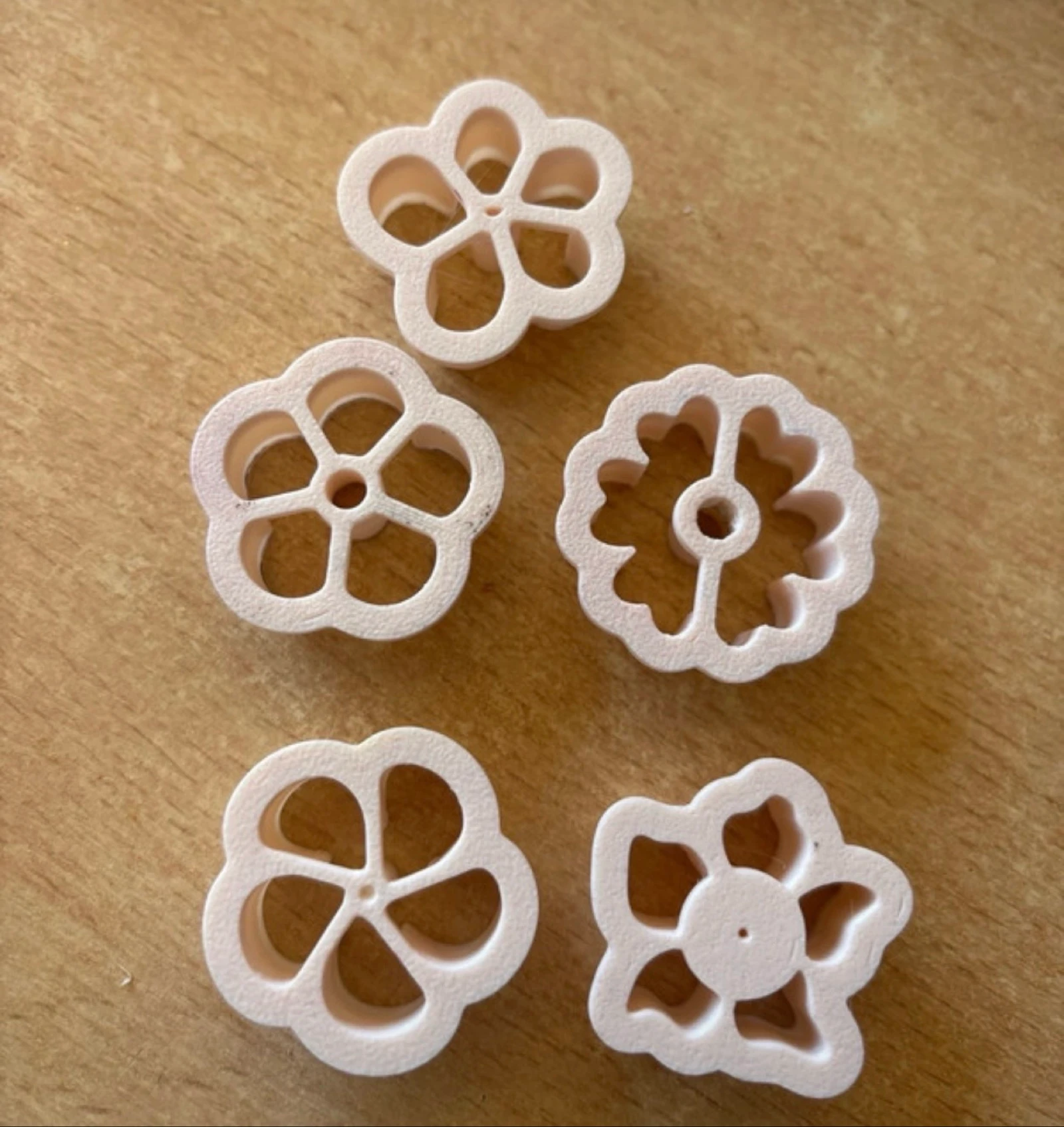 Lot de cinq emporte-pièce pour pâte polymère 
